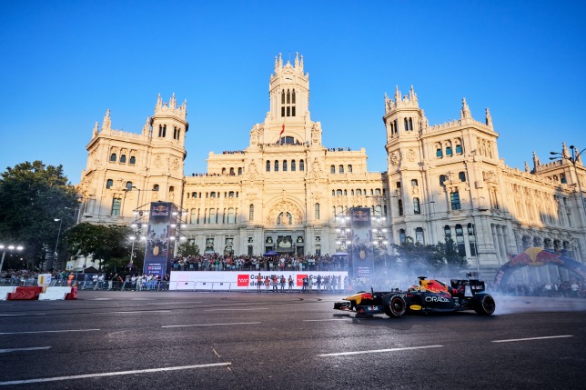 Серхио Перес за рулём машины Red Bull во время гоночного шоу в Мадриде, фото Red Bull