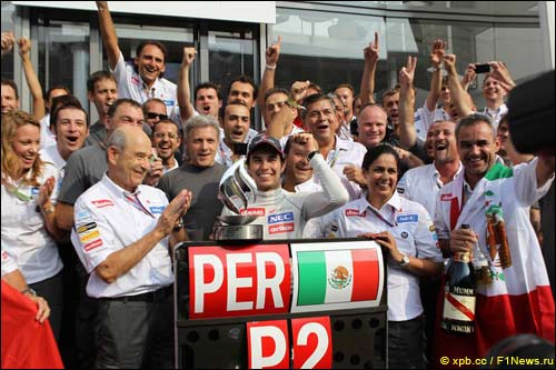 Команда Sauber празднует второе место Серхио Переса в Гран При Италии