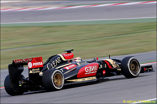 Пастор Мальдонадо за рулём Lotus E22 на трассе в Бахрейне