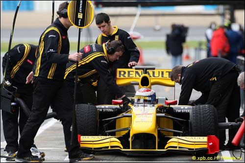 Команда Renault тренирует пит-стоп на тестах в Хересе
