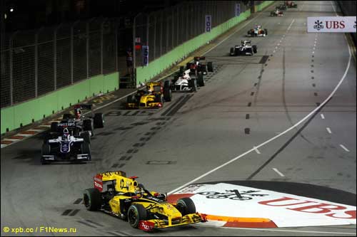 Пилоты Renault F1 сражаются с соперниками на трассе Гран При Сингапура