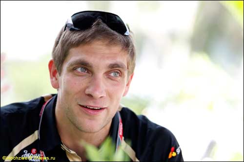 Виталий Петров в паддоке Гран При Малайзии
