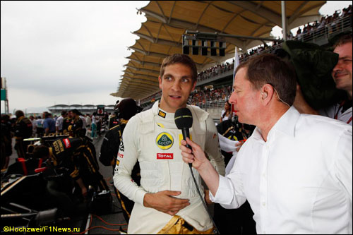 Виталий Петров дает интервью BBC перед стартом Гран При Малайзии