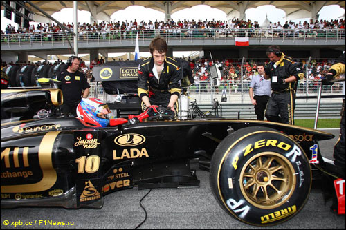 Виталий Петров за рулем Lotus Renault R31-03 на старте Гран При Малайзии