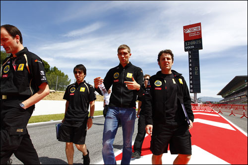 Виталий Петров с инженерами Lotus Renault GP на трассе Гран При Испании