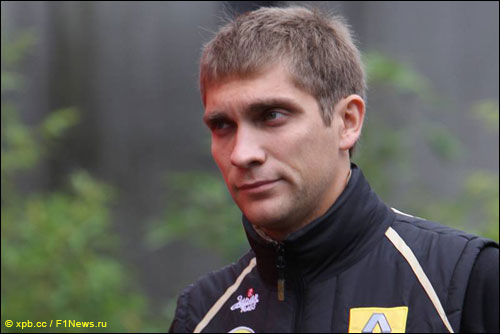 Виталий Петров в паддоке Гран При Бельгии