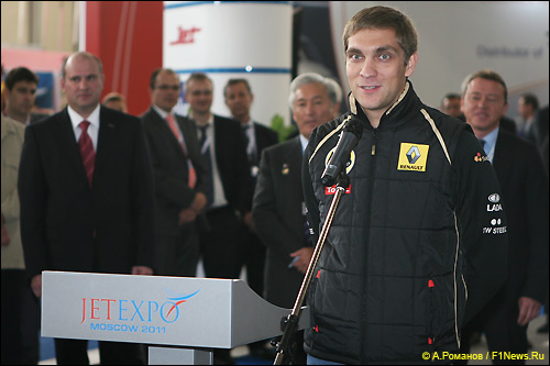 Виталий Петров выступает на открытии выставки JetExpo-2011
