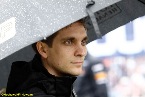 Виталий Петров под зонтом
