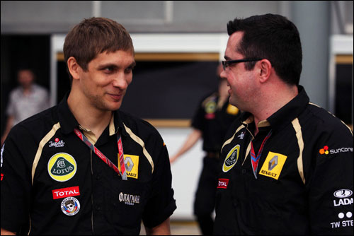 Виталий Петров и руководитель Lotus Renault GP Эрик Булье