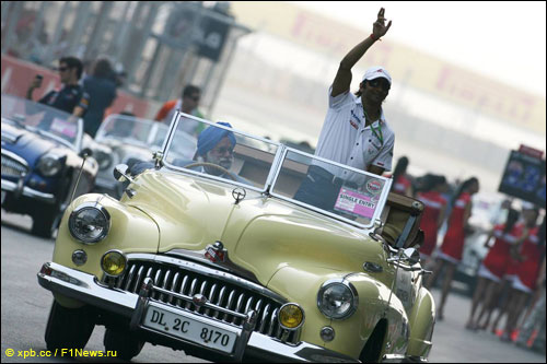 Нараин Картикеян приветствует болельщиков перед стартом Гран При Индии