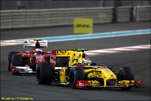 Виталий Петров сдерживает натиск Фернандо Алонсо в ходе Гран При Абу-Даби, 2010 год