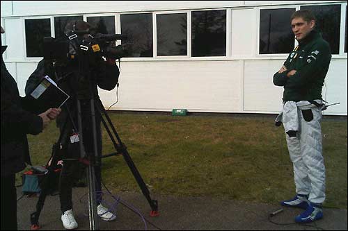Виталий Петров на базе Caterham во время интервью Sky Sports