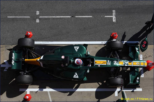 Виталий Петров за рулем Caterham CT01 на тестах в Барселоне