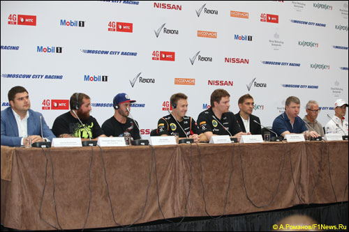 Участники пресс-конференции Moscow City Racing