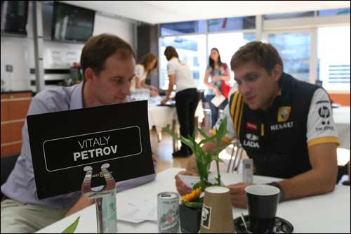 Виталий Петров в моторхоуме Renault F1 в Монце