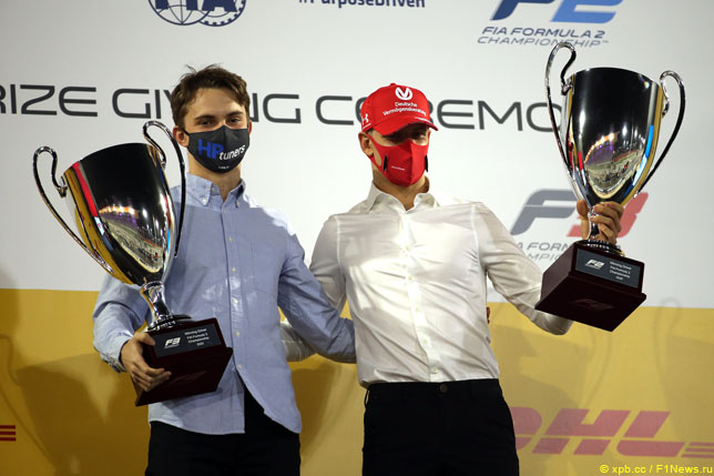 Оскар Пиастри и Мик Шумахер на церемонии награждения FIA, 2020 год