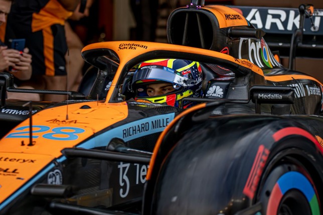 Оскар Пиастри за рулём McLaren MCL35M на тестах в Барселоне, фото пресс-службы команды
