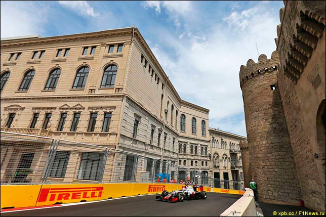 Логотип Pirelli на трассе в Баку
