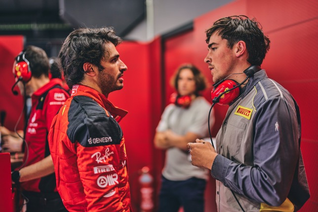 Карлос Сайнс и инженер Pirelli нашинных тестах в Барселоне, фото Pirelli Motorsport