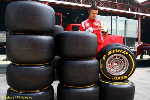 Валенсия. Механик Ferrari работает с резиной Pirelli