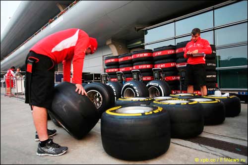 Механики Marussia работают с шинами в Гран При Китая
