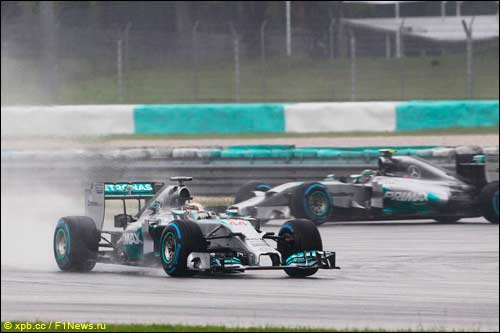 Гонщики Mercedes на новых дождевых шинах