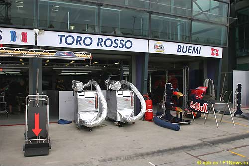 Боксы Toro Rosso в среду
