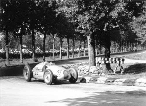 Тацио Нуволари на Auto Union D мчится к победе в Гран При Италии 1938 года