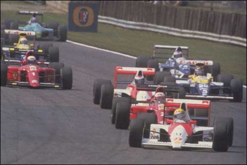 Айртон Сенна лидирует на старте Гран При Великобритании 1990 года