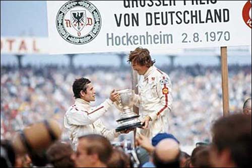 Жаки Икс поздравляет Йохена Риндта с победой в Гран При Германии 1970 года