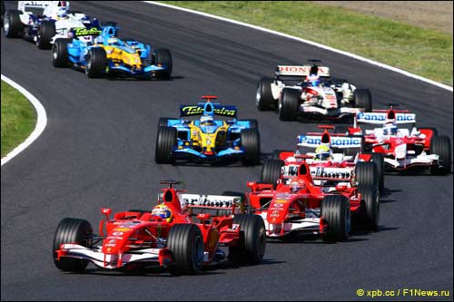 Старт Гран При Японии. Лидирует Фелипе Масса, Михаэль Шумахер идет следом, Фернандо Алонсо - только седьмой