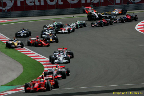 Старт Гран При Турции 2008 года: Хэмилтон преследует Массу, позади столкнулись Физикелла и Накаджима