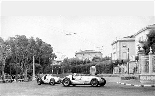 Борьба Рудольфа Караччиолы и Германа Ланга за победу в Гран При Италии 1937 года