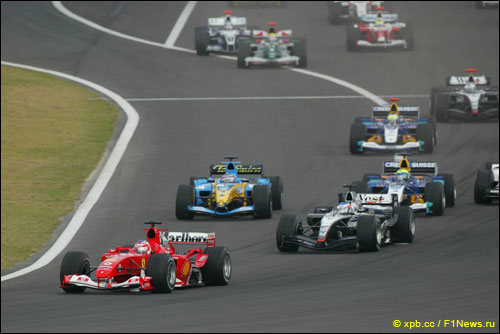 Рубенс Баррикелло лидирует на старте Гран При Китая 2004 года