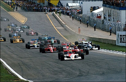Айртон Сенна лидирует на старте Гран При Испании 1990 года