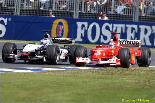 Кими Райкконен отражает атаки Михаэля Шумахера на Гран При Австралии 2003 года