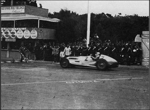 Победный финиш Рудольфа Караччиолы на Гран При Италии 1937 года