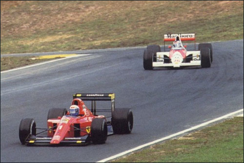 Ален Прост и Герхард Бергер на пути к двум верхним ступенькам подиума Гран При Бразилии 1990 года