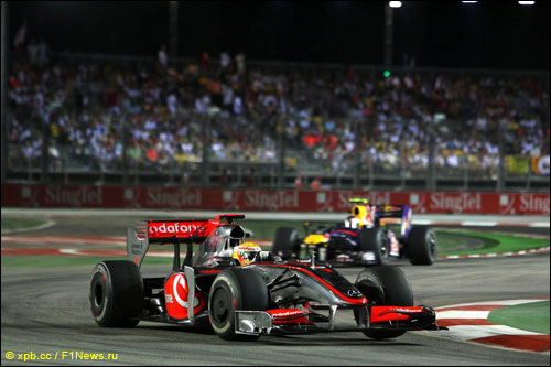 Льюис Хэмилтон опережает Себастьяна Феттеля на пути к победе в Гран При Сингапура 2009 года