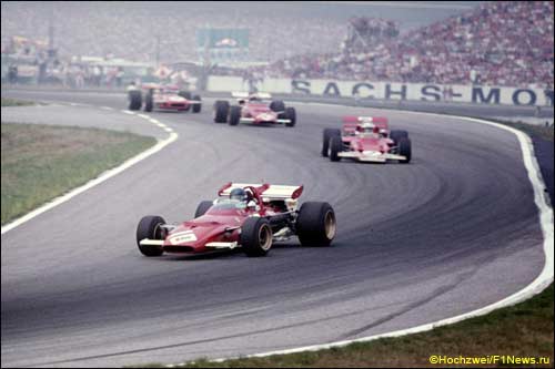 Жаки Икс опережает Йохена Риндта и других пилотов по ходу Гран При Германии 1970 года