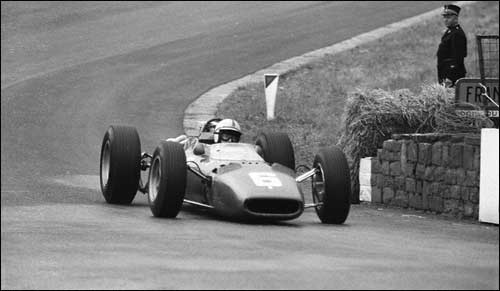 Победитель Гран При Бельгии 1966 года Джон Сёртис