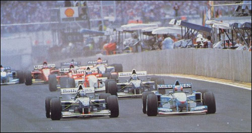Михаэль Шумахер (справа) и Деймон Хилл ведут спор за лидерство на старте Гран При Бразилии 1995 года