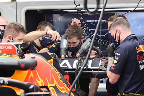 Перед началом квалификации механики Red Bull Racing работали с машиной Ферстаппена, обнаружив небольшую трещину в заднем антикрыле, и решили проблему вовремя