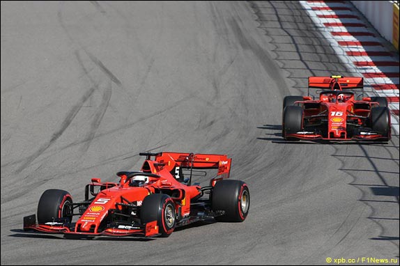 Гонщики Ferrari обменивались лучшими секторами, отрываясь от Хэмилтона