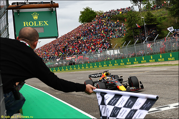 Макс Ферстаппен выиграл Гран При Эмилии-Романьи, завоевав второй большой шлем в карьере