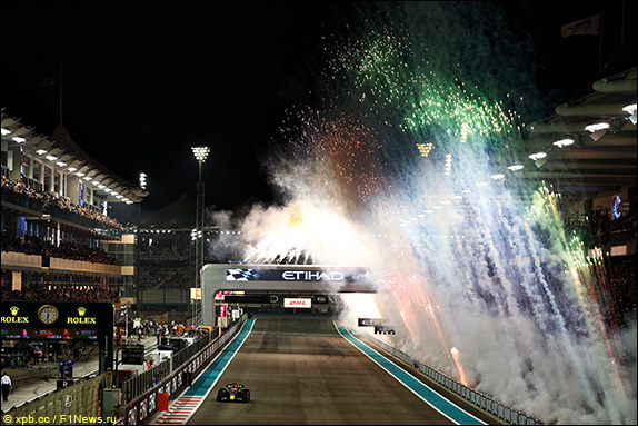 Макс Ферстаппен выиграл Гран При Абу-Даби, одержав 15-ю победу в сезоне и 35-ю в карьере.