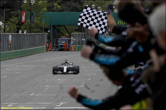 Льюис Хэмилтон выиграл Гран При Азербайджана, одержав первую победу в сезоне 