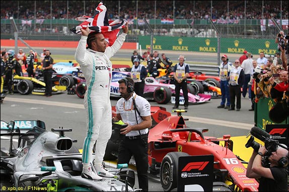 Льюис Хэмилтон выиграл Гран При Великобритании, одержав 80-ю победу в карьере, седьмую в сезоне и шестую в Сильверстоуне