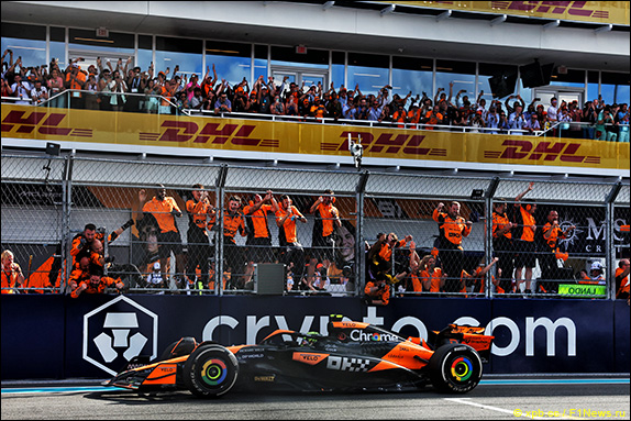 Ландо Норрис выиграл Гран При Майами, одержав первую победу в карьере. Это первая победа McLaren с Монцы’21