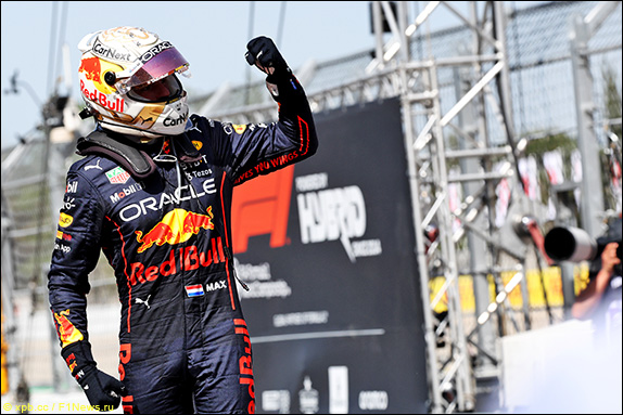 Макс Ферстаппен выиграл Гран При Испании, одержав четвёртую победу в сезоне и 24-ю в карьере, впервые в этом году возглавив таблицу личного зачёта.
